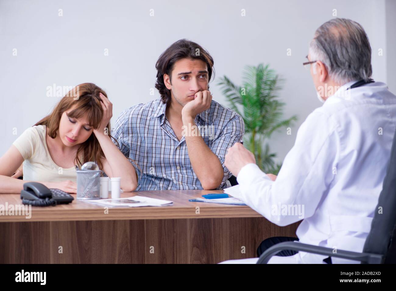 Doctor couple reproductive hi-res stock photography and images - Alamy