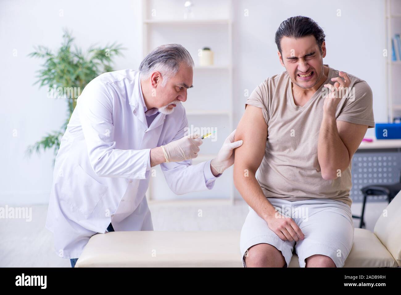 Male patient visitng doctor hi-res stock photography and images - Alamy