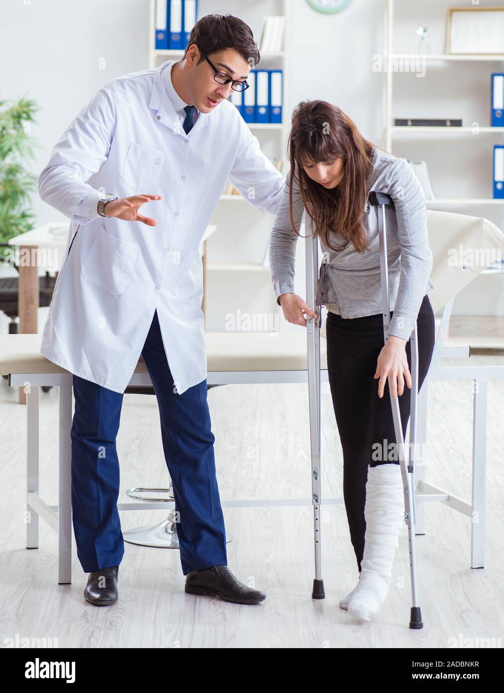Doctor examining patient with broken leg Stock Photo Alamy