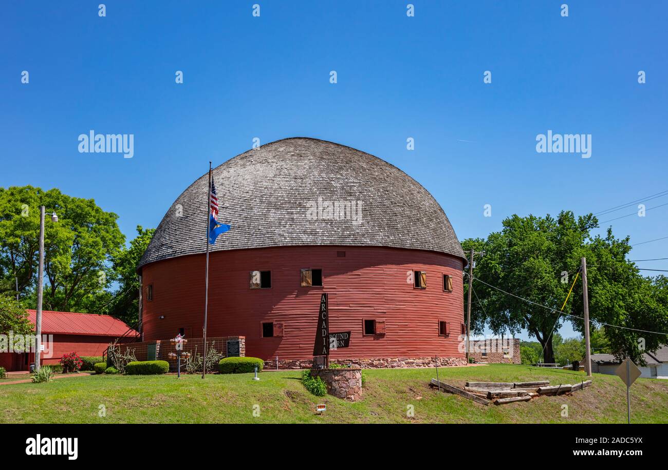 Arcadia, Oklahoma, USA. May 13, 2019. Arcadia round barn, a landmark next to route 66. The old construction of red oak boards and the grey roof is an Stock Photo