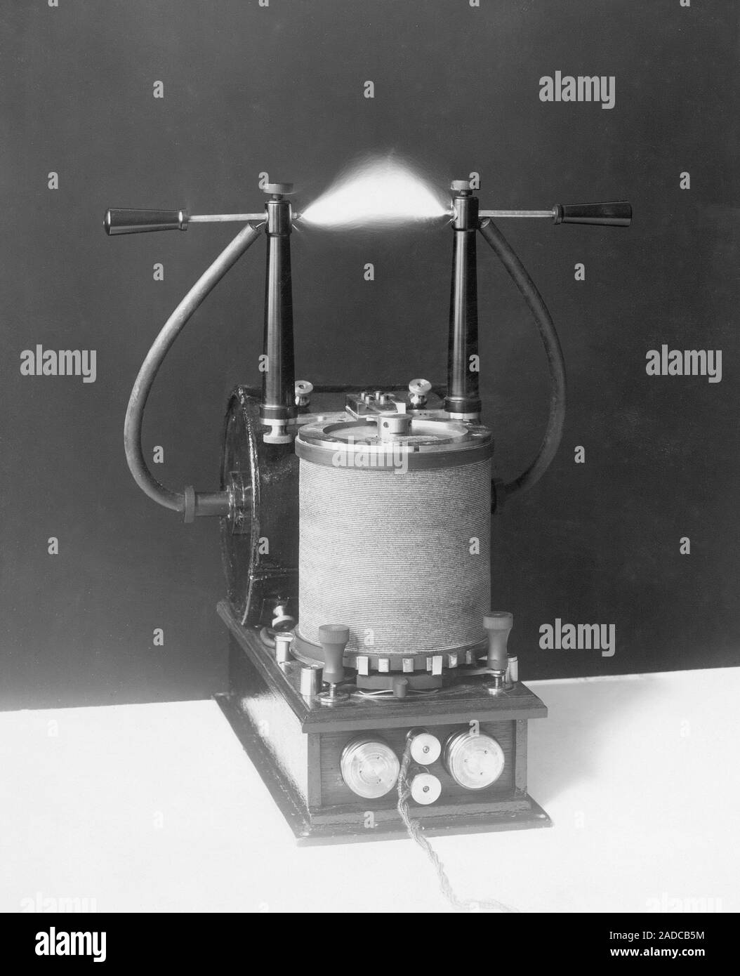 Tesla oscillator in action, generating undamped waves. This device was