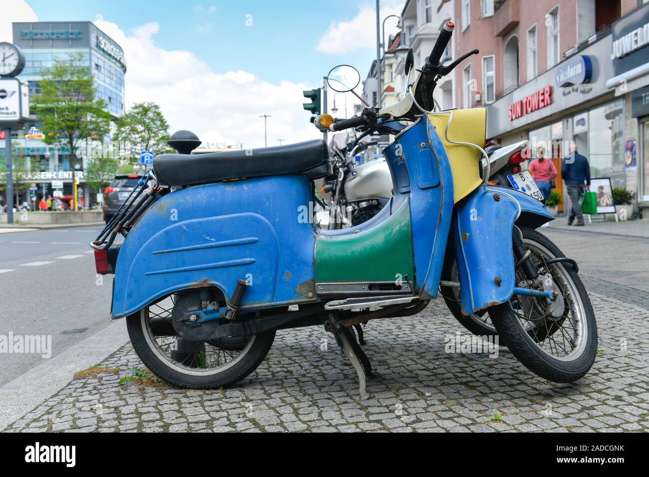Schwalbe Motorroller, Schloßstraße, Steglitz, Steglitz-Zehlendorf, Berlin, Deutschland Stock Photo