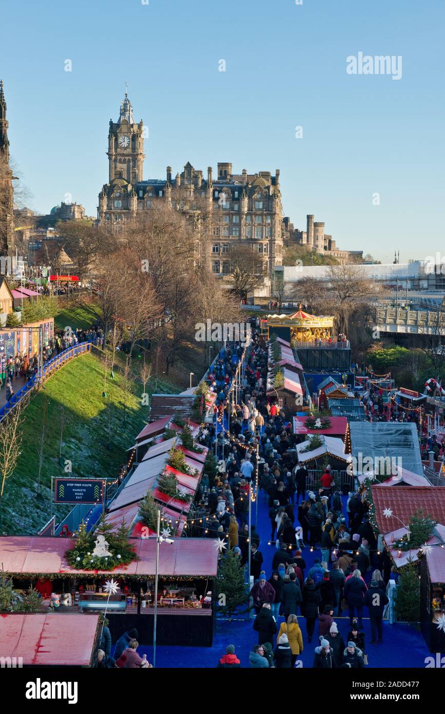 Crowds in Edinburgh Christmas market and Balmoral Hotel on Princes Street. East Princes Street Gardens. Edinburgh, Scotland Stock Photo