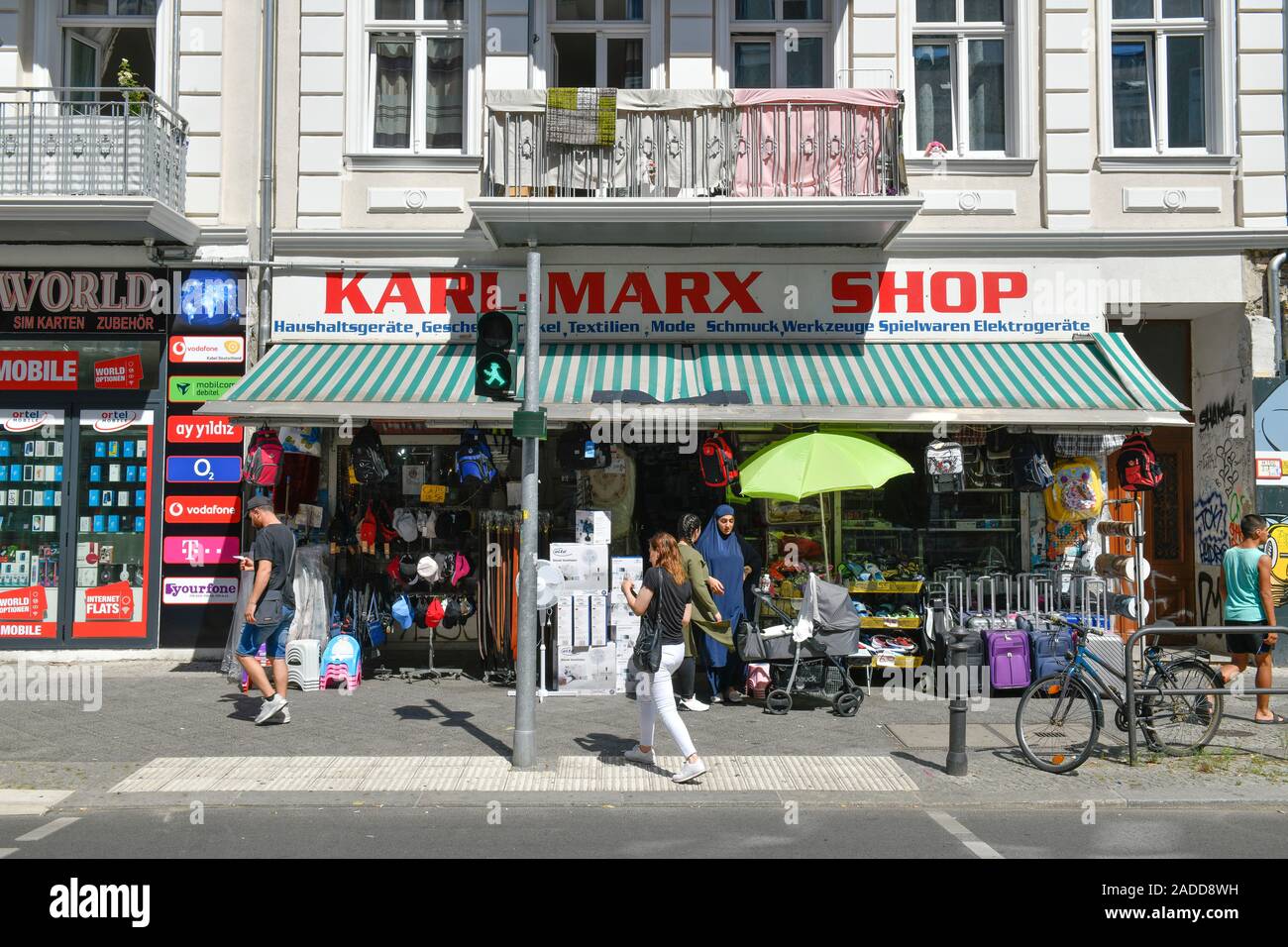 Straßenszene, Karl-Marx-Straße, Neukölln, Berlin, Deutschland Stock Photo