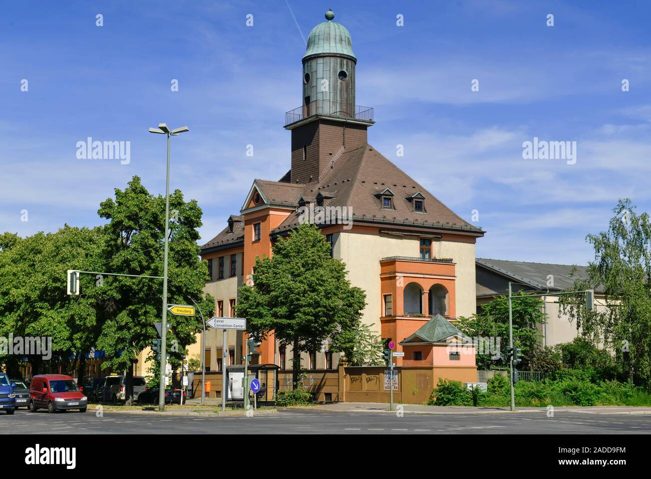 Mehrfamilienhaus mit Kupferturm, Dammweg, Sonnenallee, Neukölln, Berlin, Deutschland Stock Photo