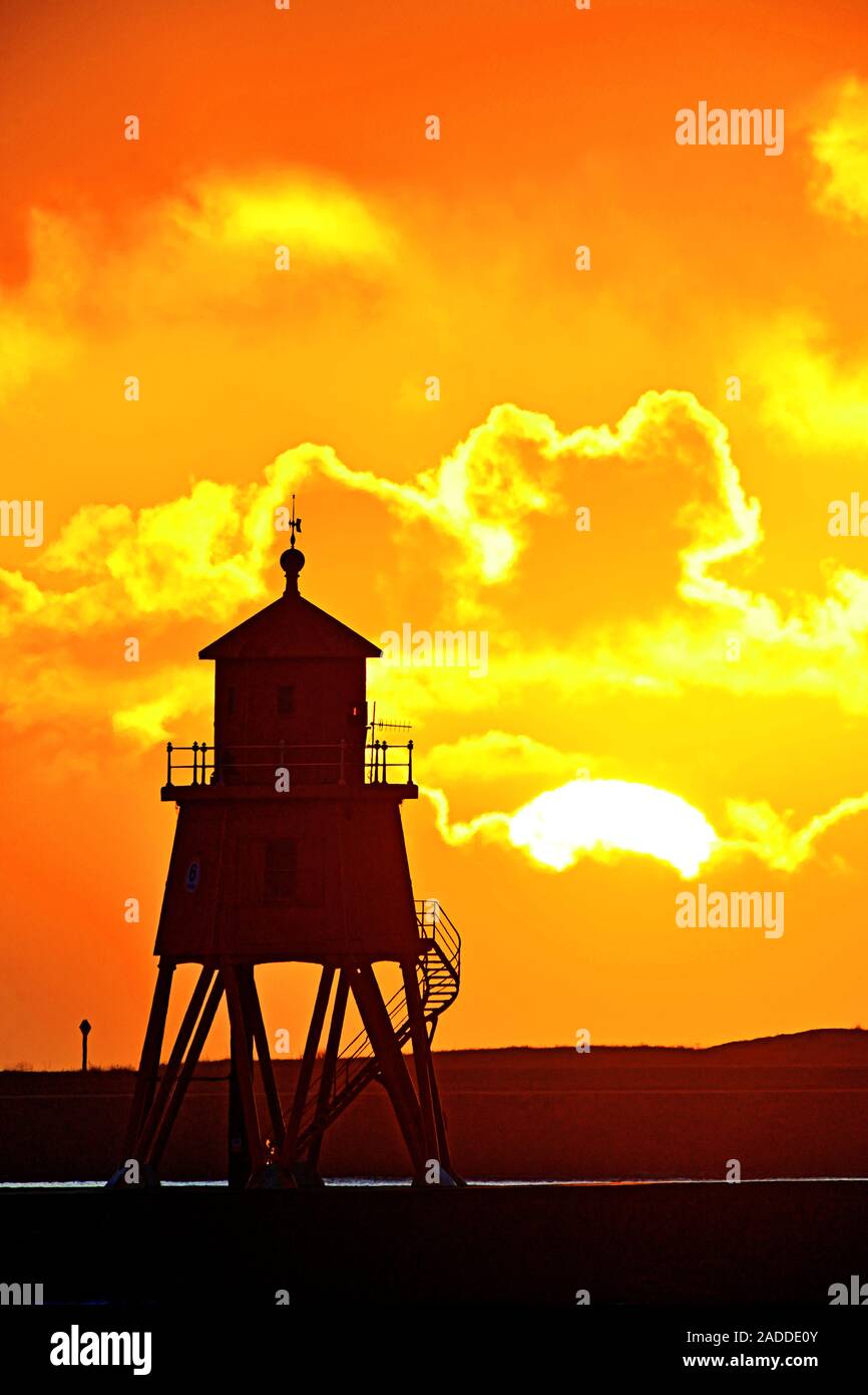 Lighthouse at sunrise South Shields Stock Photo Alamy