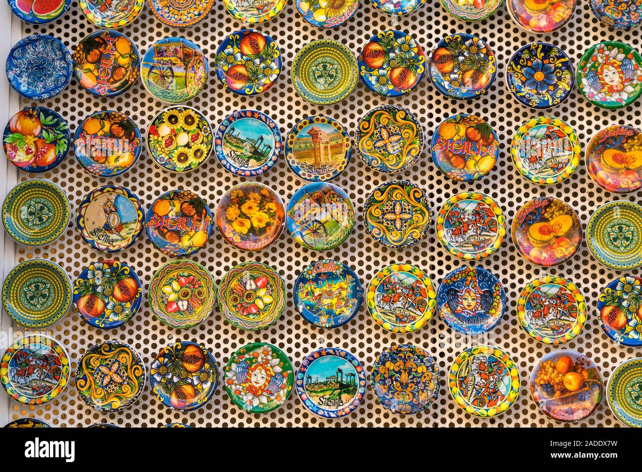Bunte Keramik Teller als Souvenir, Noto, Sizilien, Italien, Europa  |  colourful ceramic plates as souvenirs, Noto, Sicily, Italy, Europe Stock Photo