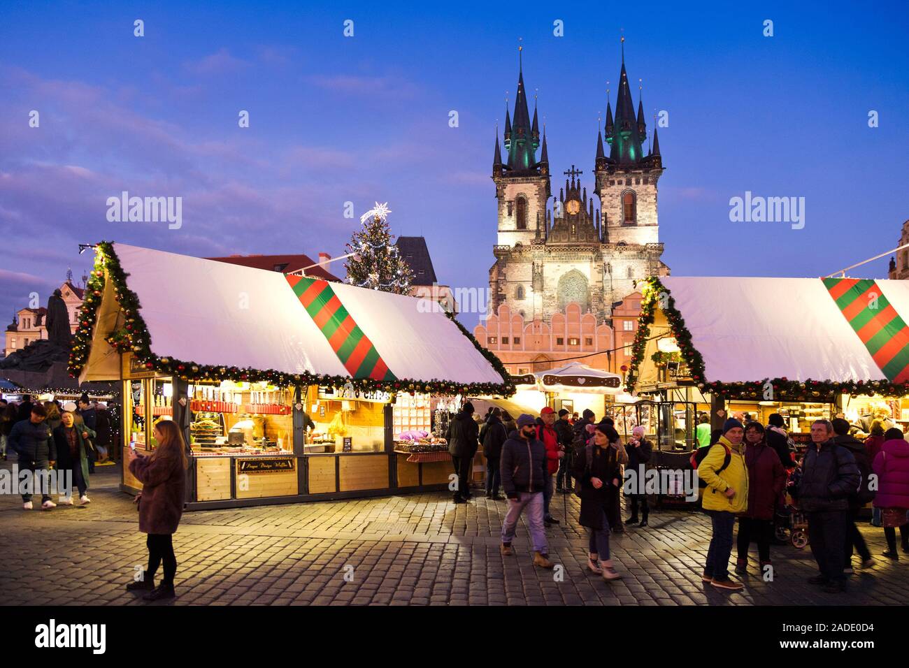 Old Town square, Christmas market in Prague (UNESCO), Czech republic ...