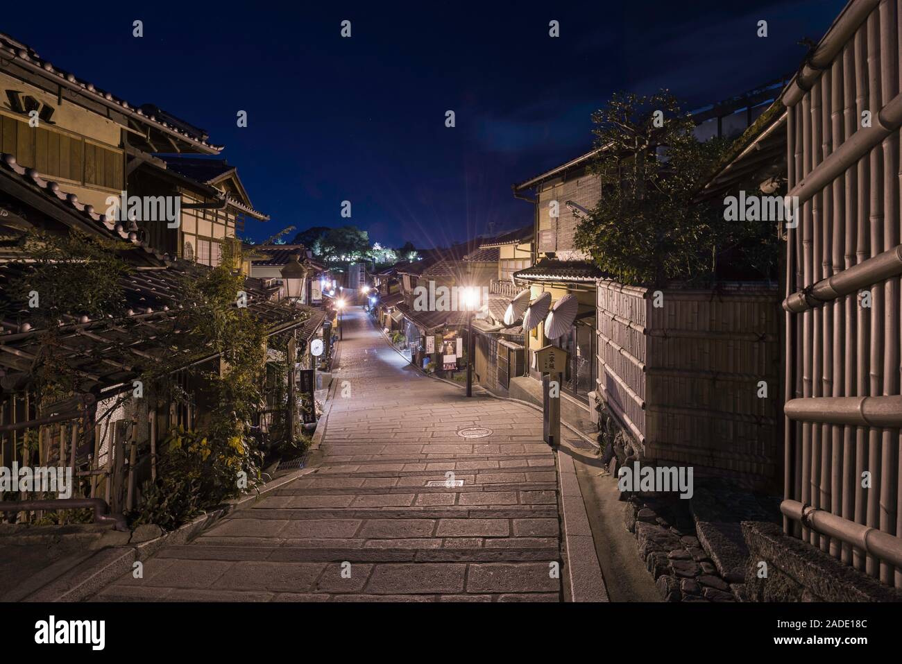 Sannenzaka street at night. Sanneizaka (Sannenzaka) is a traditional japanese street in Higashiyama-ku, Gion district, Kyoto (Japan) Stock Photo