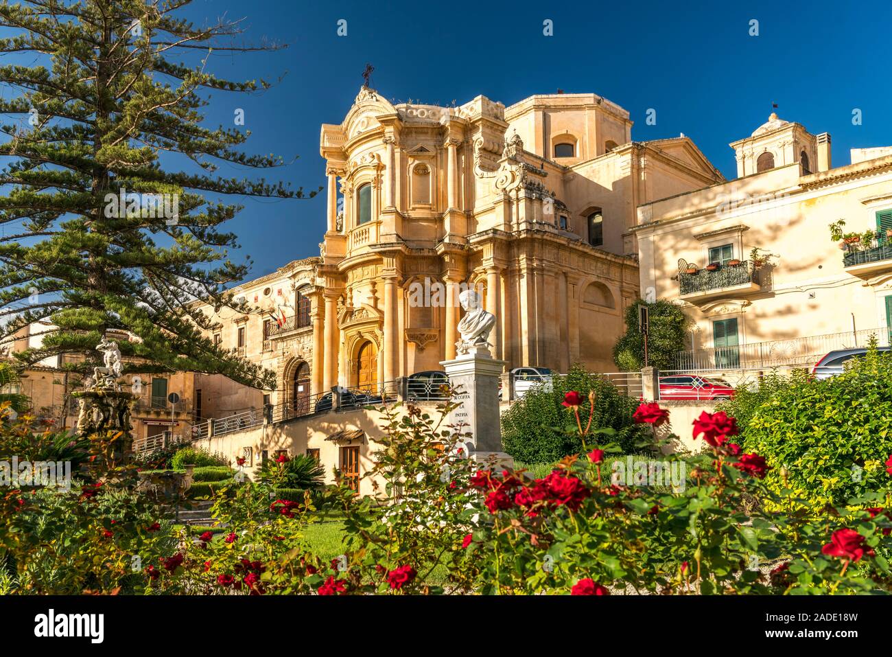 Park mit Rosen vor der Kirche Chiesa di San Domenico, Noto, Sizilien