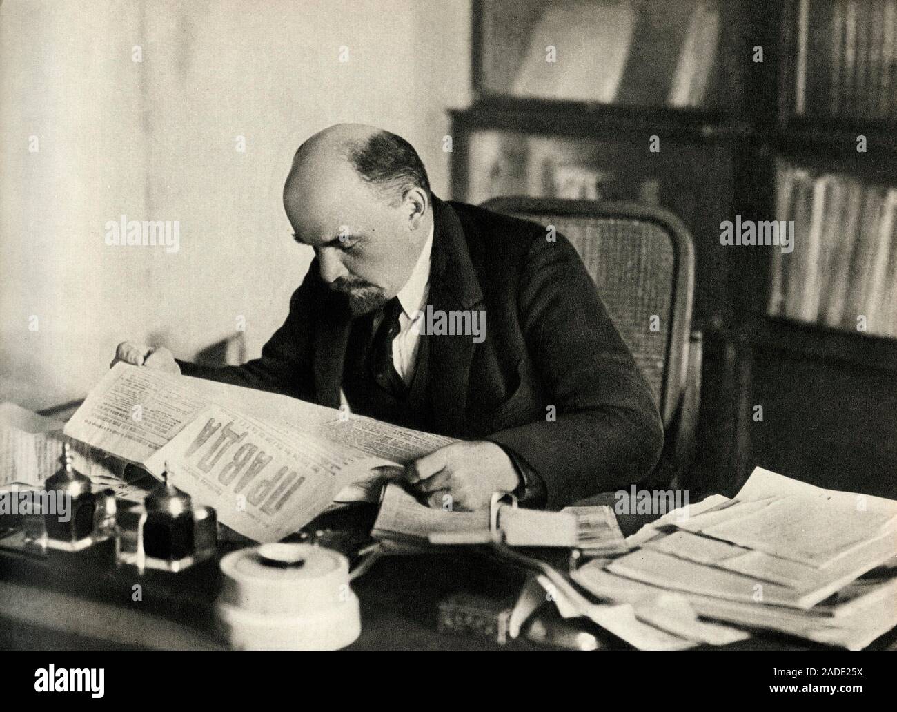 Lenine (Vladimir Ilitch Oulianov dit, 1870-1924) lisant le journal, dans son cabinet de travail au kremlin, Moscou, 16 octobre 1918 - Stock Photo