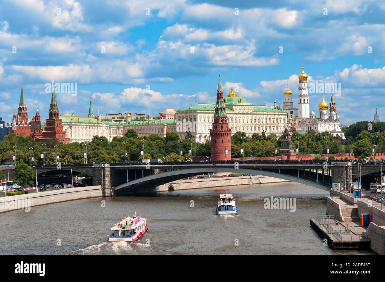 Boats on the Moskva river towards the Kremlin, Moscow, Russia Stock Photo