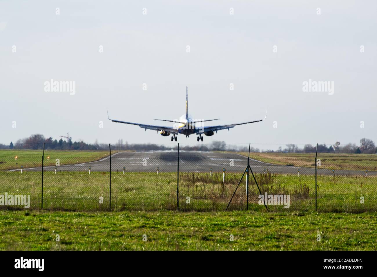 Boeing 737 landing gear hi-res stock photography and images - Alamy