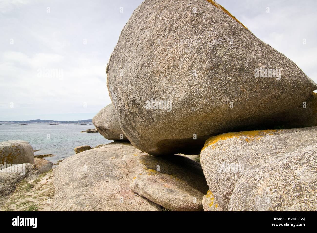Large round rocks hi-res stock photography and images - Alamy