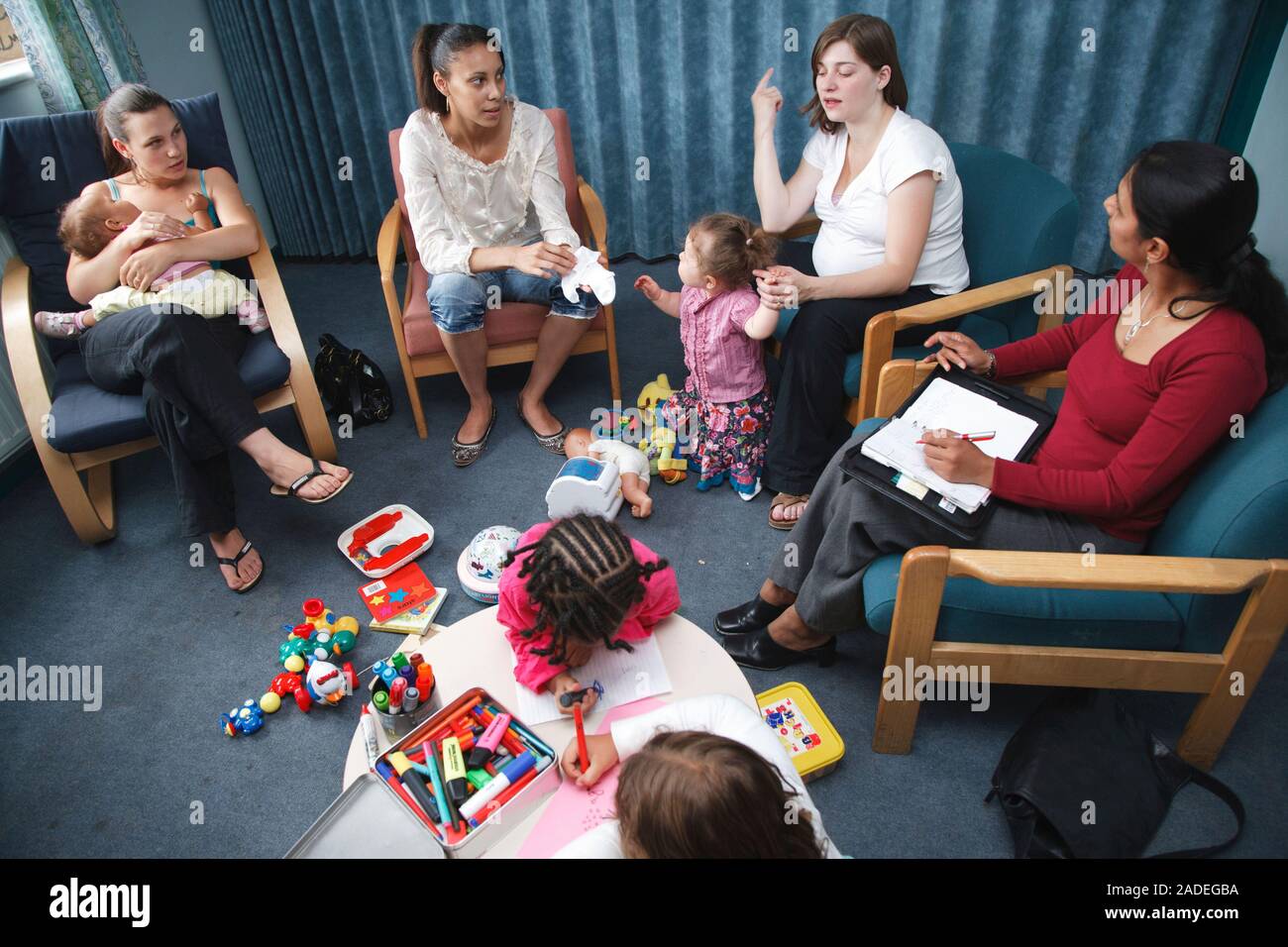 Social worker in discussion group with young mothers and children Stock ...