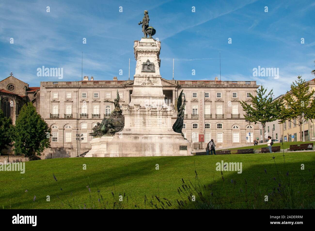 Portugal, Porto, Ribeira, Jardim do Infante Dom Henrique, Henry the Navigator statue and Mercado Ferreira Borges Stock Photo