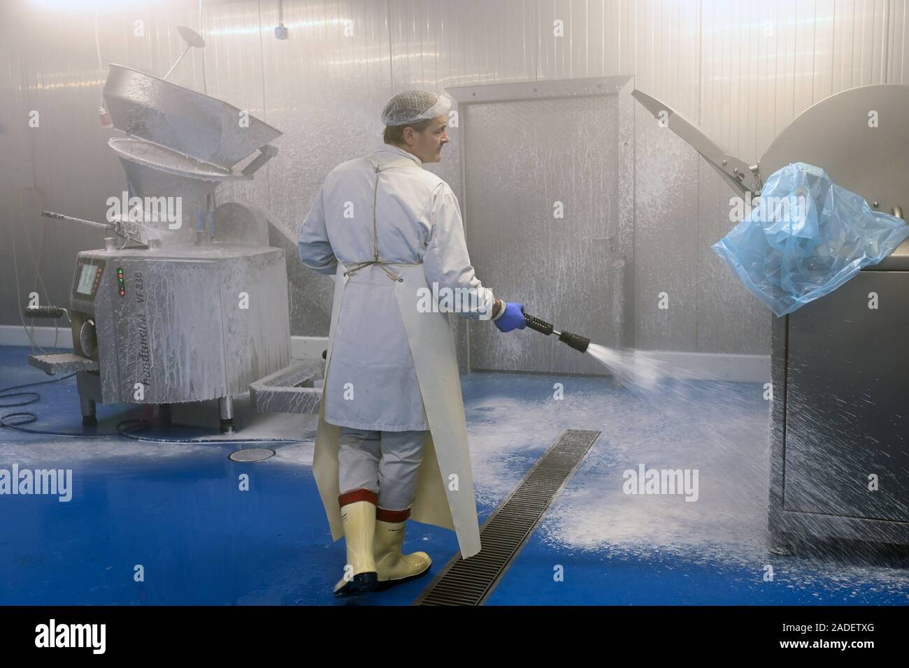 Usseln, Germany. 03rd Dec, 2019. An employee of 'Upländer Feinkost Waldecker Fleischwaren Heinrich Saure GmbH' cleans the room with machines for sausage and meat production. Saure has 30 employees and produces 80 tons of sausage and meat specialities per month. (zu dpa-Korr 'Wilke meat scandal: Consumers do not spoil their appetite') Credit: Uwe Zucchi/dpa/Alamy Live News Stock Photo