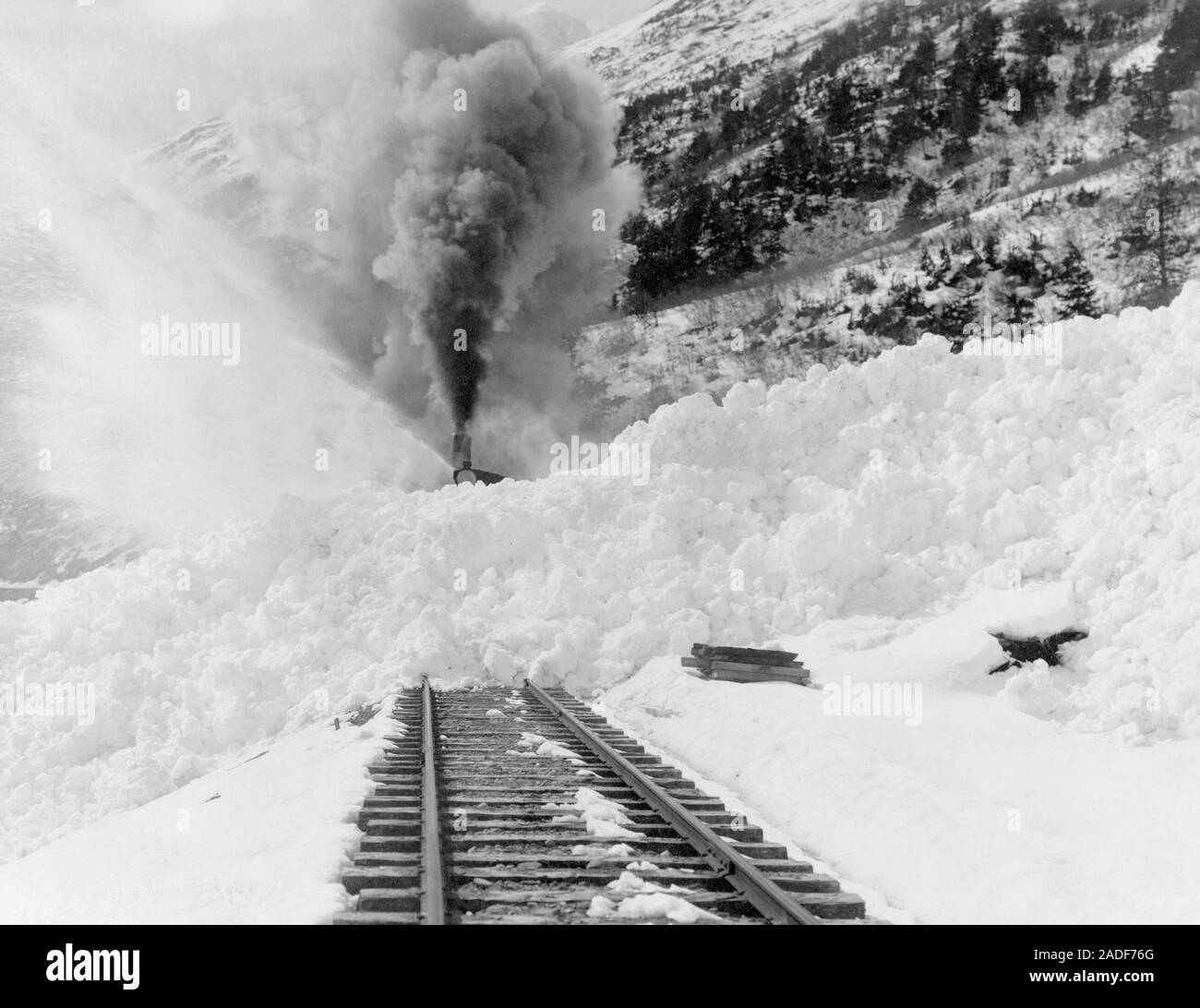 Поезд снежные заносы. 1910 Год США штат Вашингтон лавина. Снежная лавина в США В 1910 году. Снежные заносы на железных дорогах. Снежная лавина на железной дороге.