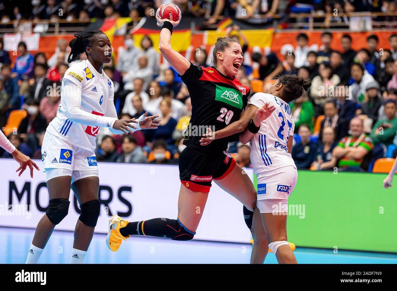 Yamaga, Japan. 04th Dec, 2019. Handball, women: WM 2019, preliminary round,  group B, 4th matchday, Germany - France. Emily Bölk (M) from Germany and  Estelle Nze Minko (r) from France in action.