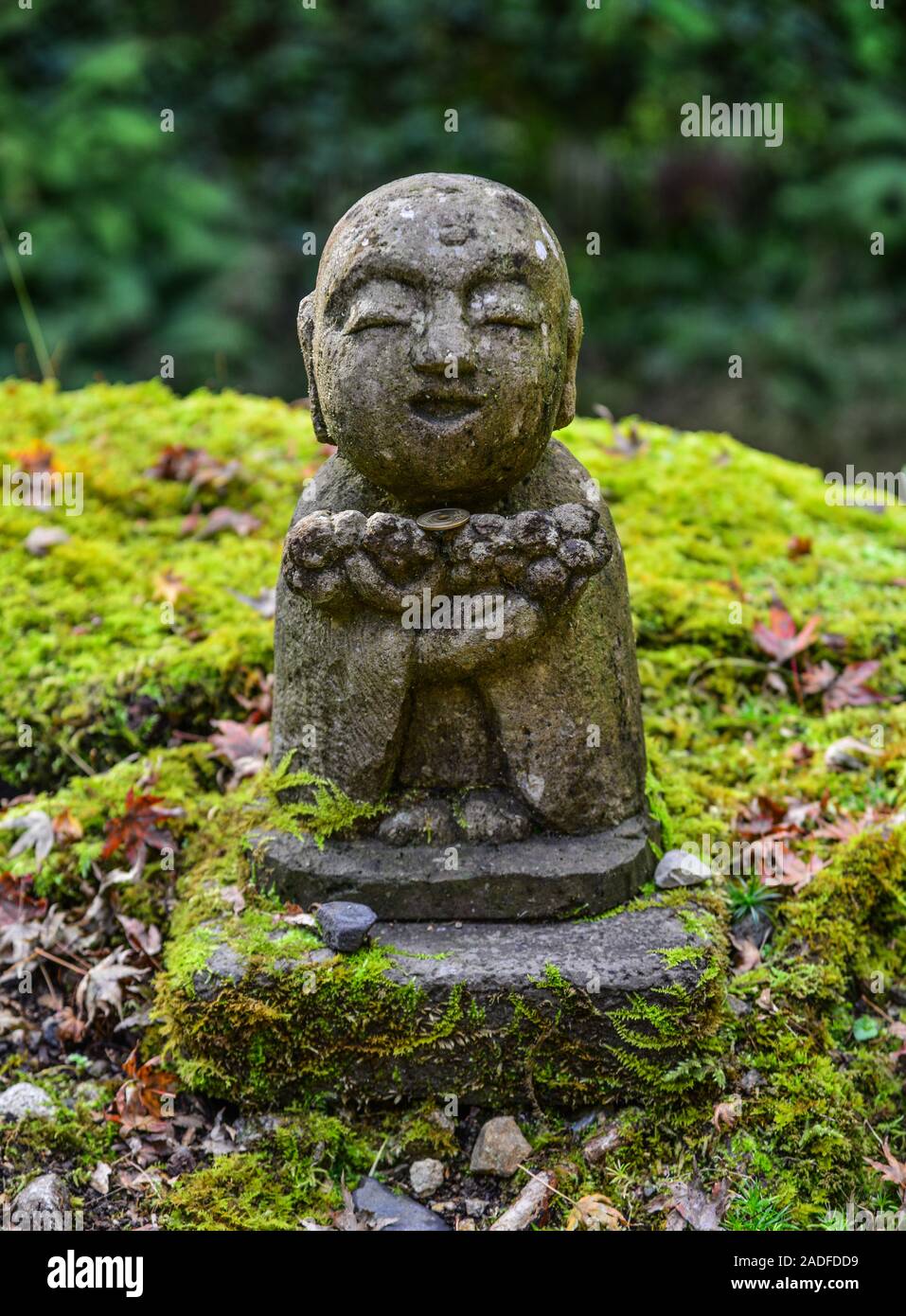 Small smiling stone buddha statues hires stock photography and images