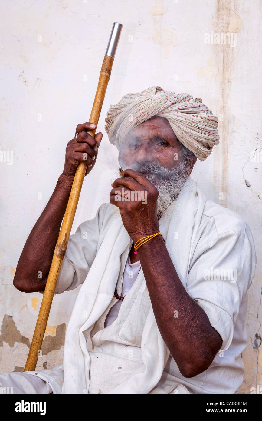 Elderly Indian man smoking, Jaisalmer, Rajasthan, India Stock Photo