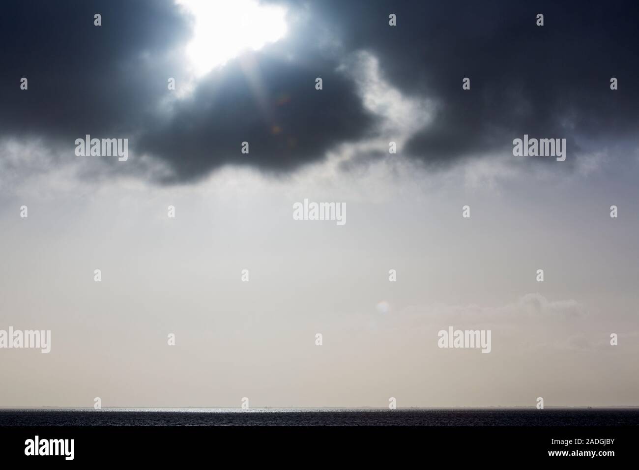 Sylt, Morsum, Wattenmeer, Sonne hinter dunklen Wolken Stock Photo