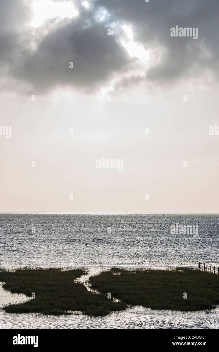 Sylt, Morsum, Wattenmeer, Sonne hinter dunklen Wolken Stock Photo