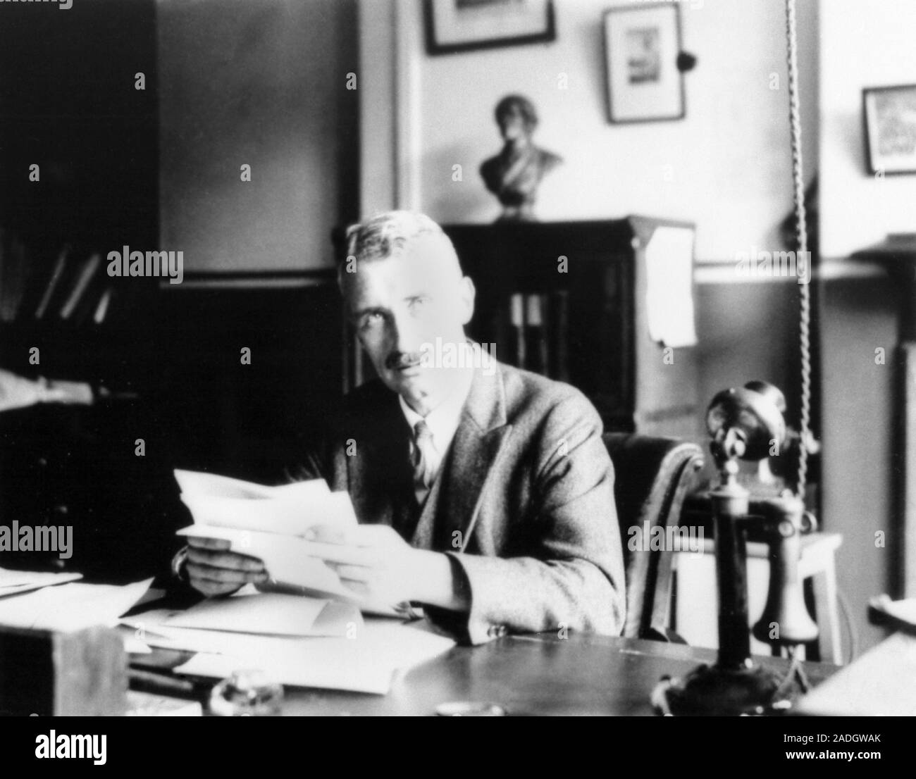 Vivan R.hill Archibald Vivian Hill (1886-1977), British physiologist and Nobel ...
