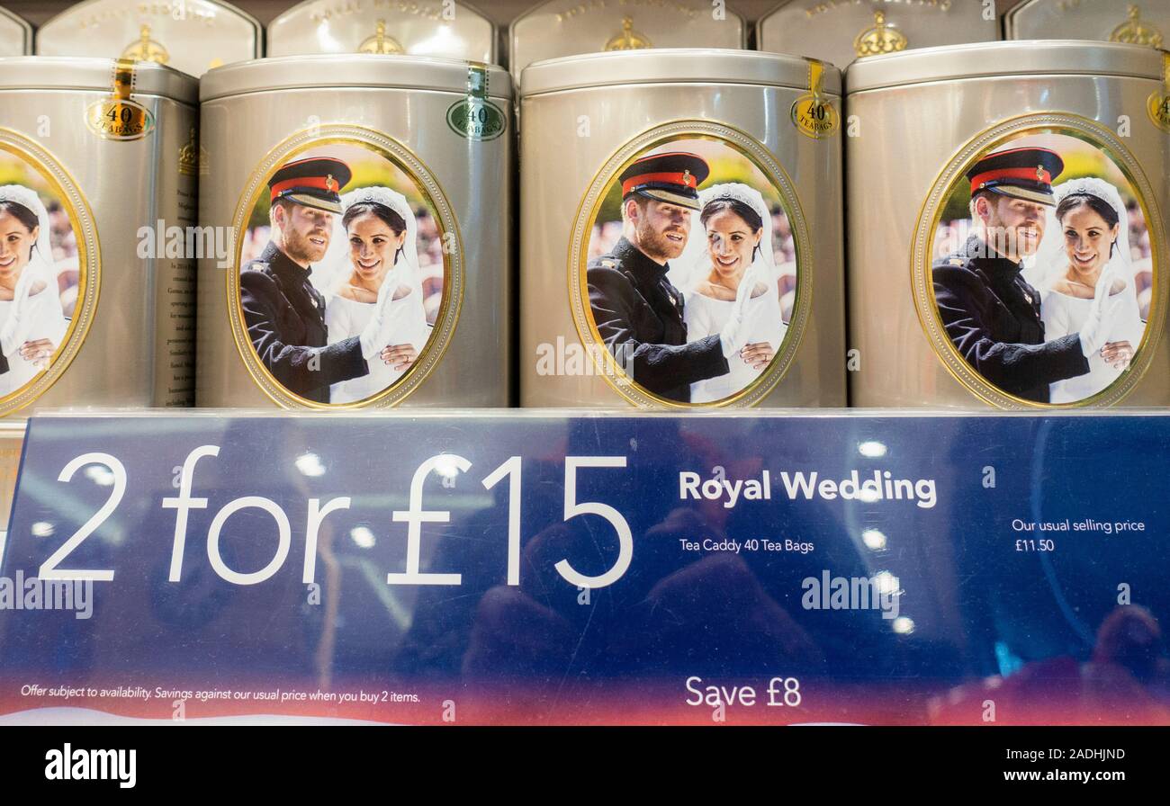 Harry and Meghan Tea Caddy in airport duty free shop. UK Stock Photo