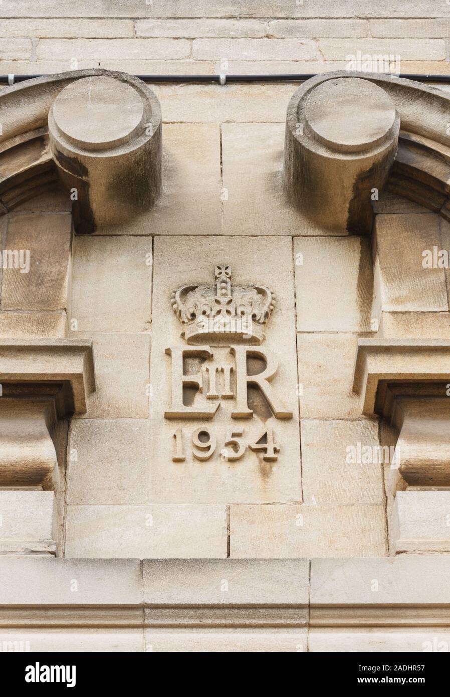 Royal Mail Post Office Oakham built in 1954 and close 2014. Above the main entrance carved in stone are the initials ER II. is Queen Elizabeth II Stock Photo