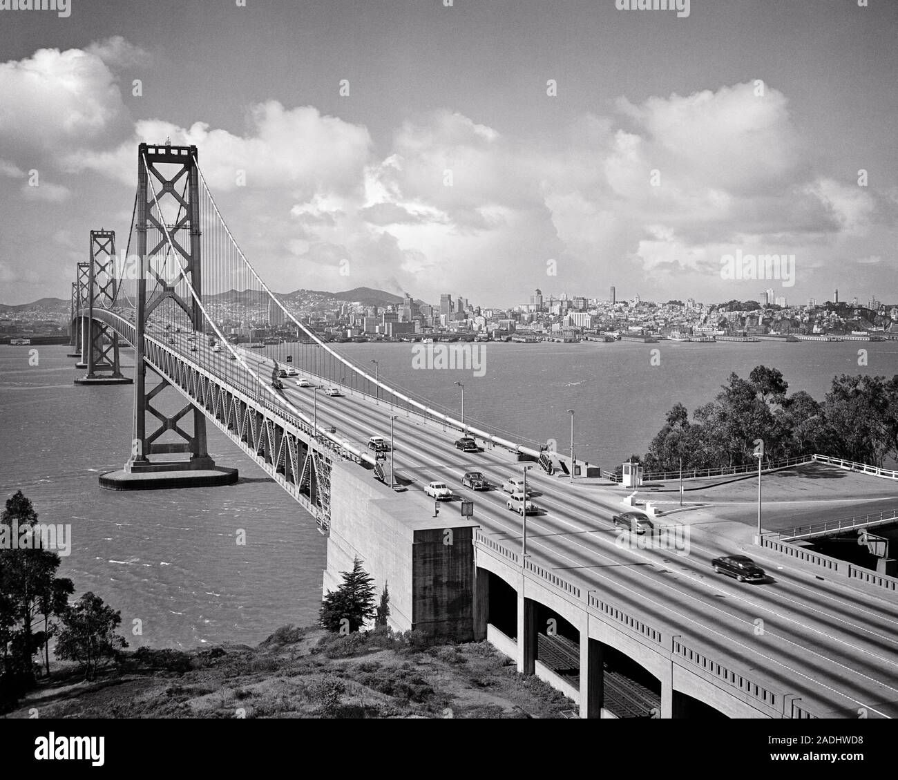 1950s VIEW OF SAN FRANCISCO PAST AUTOMOBILES CROSSING BAY BRIDGE SEEN FROM OAKLAND CALIFORNIA USA - b7836 FST001 HARS OLD FASHIONED Stock Photo