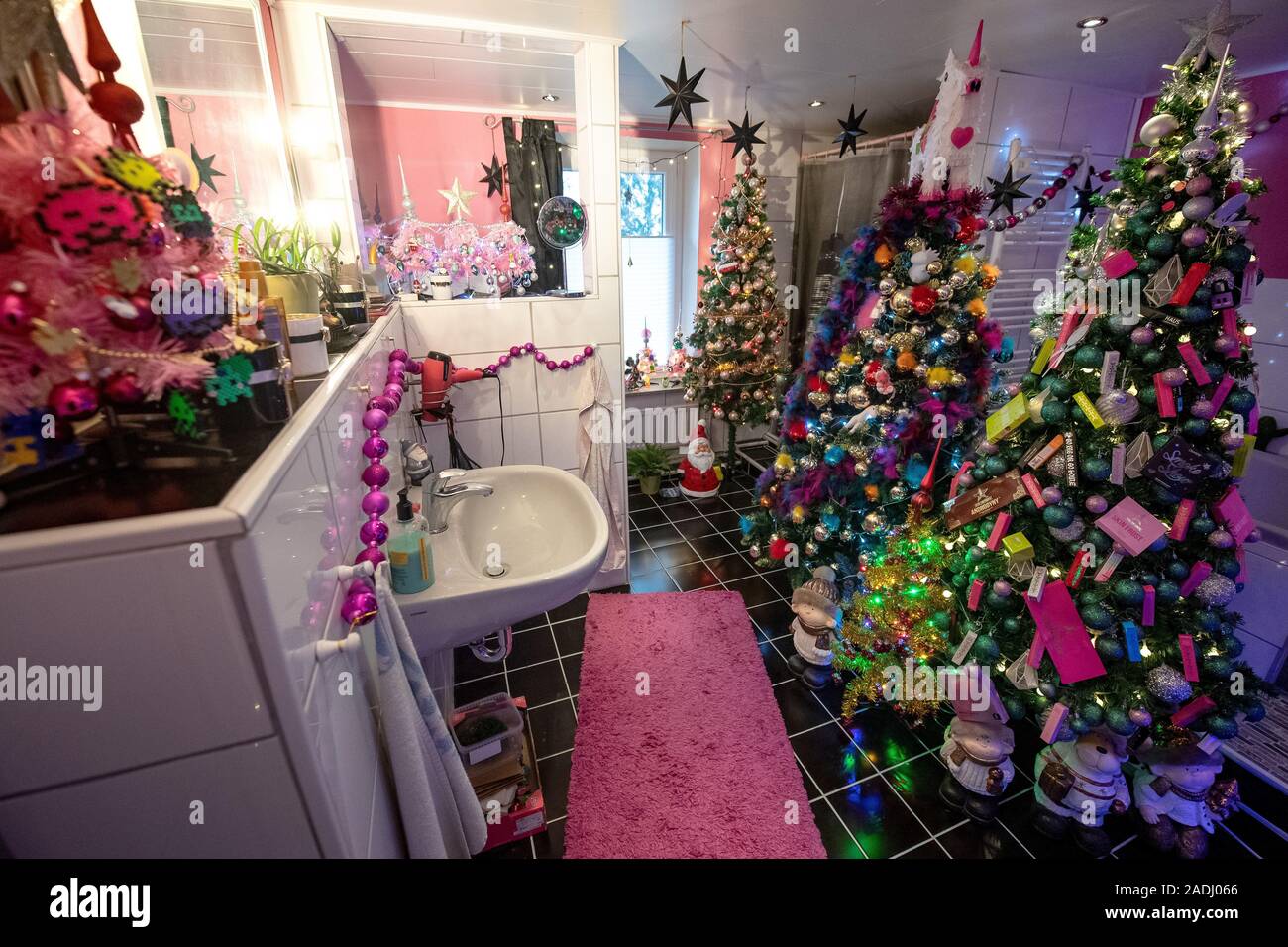 Rinteln, Germany. 04th Dec, 2019. There are dozens of Christmas trees in the Jeromin family bathroom. There are many Christmas houses in Germany that are illuminated from the outside. Thomas Jeromin, on the other hand, has created a Christmas wonderland in his living rooms. His collection of self-decorated plastic trees is even recognized as a world record. Credit: Sina Schuldt/dpa/Alamy Live News Stock Photo