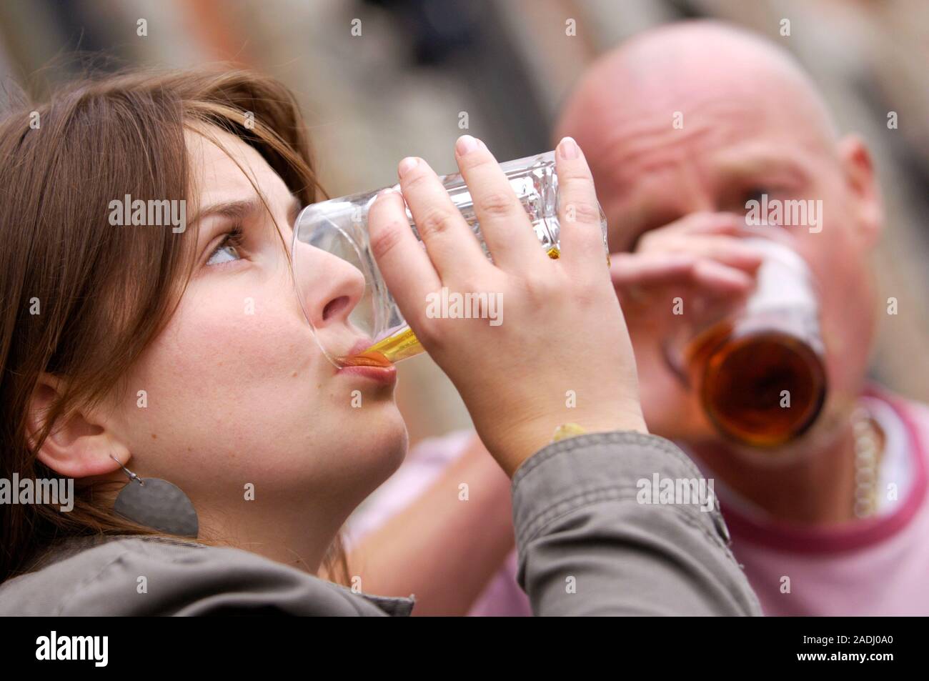 Изрядно выпить. Женщина пьет. Пьющие женщины. Женщина и алкоголь. Женщина пьет алкоголь.