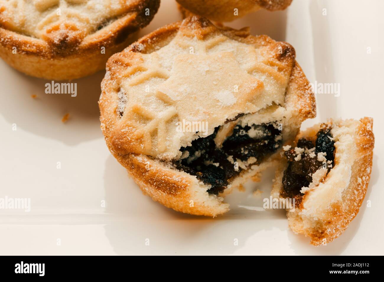 Snowflake decorated mince pie with icing sugar on the top Stock Photo ...