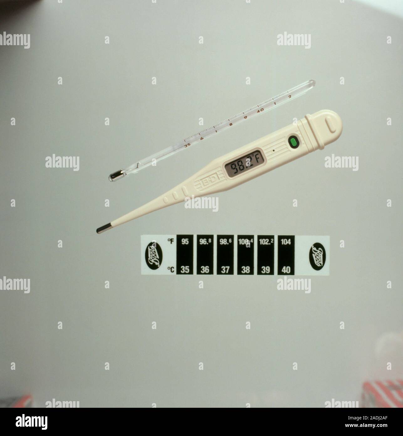 Clinical thermometers. The mercury thermometer (top) consists of a sealed  narrow-bore glass tube with a bulb at one end. It contains mercury which  exp Stock Photo - Alamy