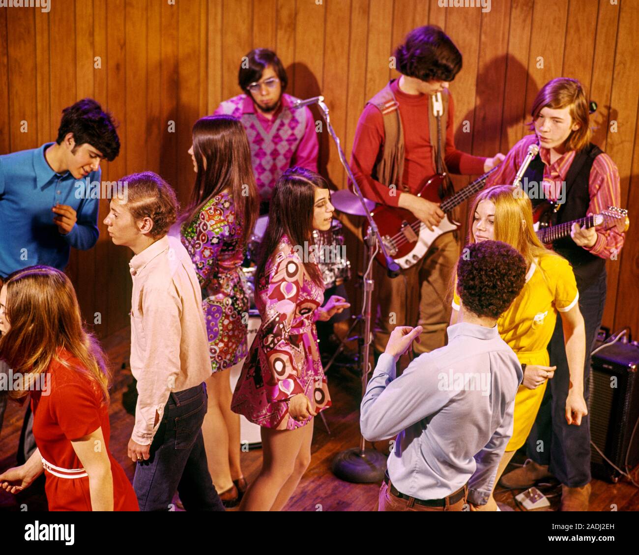 1960s 1970s TEENAGE GIRLS WEARING MINISKIRT DRESSES AND BOYS DANCING ROCK AND ROLL BAND PLAYING ELECTRIC GUITARS AND AMPS - kd2857 PHT001 HARS OLD FASHION JUVENILE STYLE COMMUNICATION JOY LIFESTYLE SOUND SATISFACTION MUSICIAN FEMALES COPY SPACE FRIENDSHIP FULL-LENGTH HALF-LENGTH PERSONS MALES TEENAGE GIRL TEENAGE BOY ENTERTAINMENT DATING DRESSES SCHOOLS PERFORMING ARTS HAPPINESS HIGH ANGLE LEISURE STYLES AND HAIRSTYLE RECREATION ATTRACTION HIGH SCHOOL MUSICAL INSTRUMENT HIGH SCHOOLS CONNECTION COURTSHIP CONCEPTUAL 10 STYLISH TEENAGED MINISKIRTS POSSIBILITY ROCK AND ROLL AMPS COOPERATION Stock Photo