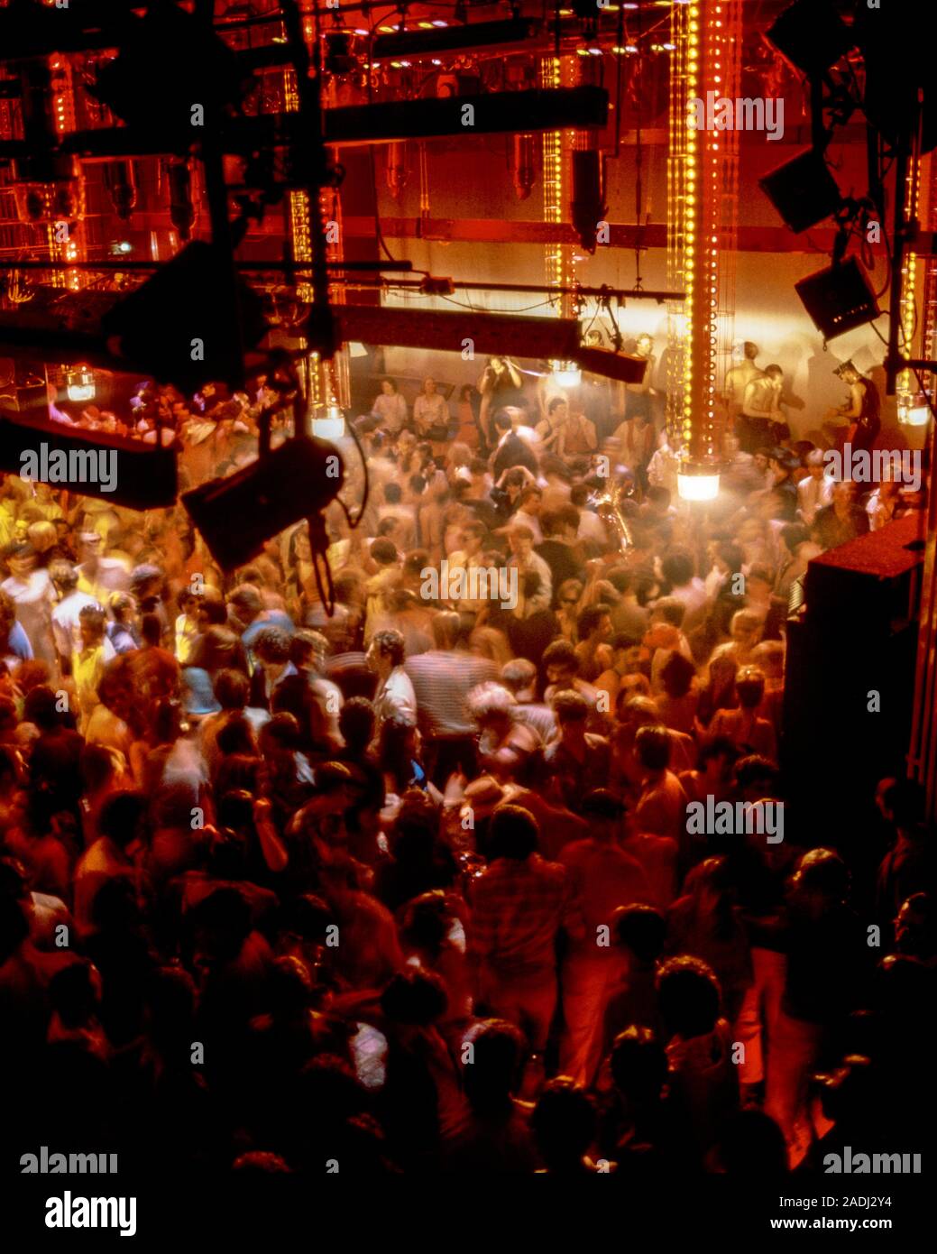 1970s CROWDED DISCO DANCE FLOOR AT STUDIO 54 NEW YORK CITY - kd4041 PHT001 HARS LUXURY UNITED STATES COPY SPACE LADIES MASS PERSONS INSPIRATION UNITED STATES OF AMERICA MALES RISK ENTERTAINMENT SPECTATORS GATHERING HAPPINESS HEAD AND SHOULDERS HIGH ANGLE ADVENTURE RECREATION DANCE FLOOR NYC CONNECTION MOTION BLUR NEW YORK CITIES ESCAPE NEW YORK CITY THEATRICAL CREATIVITY EXCITING RELAXATION THRONG TOGETHERNESS ATTENDANCE OLD FASHIONED Stock Photo