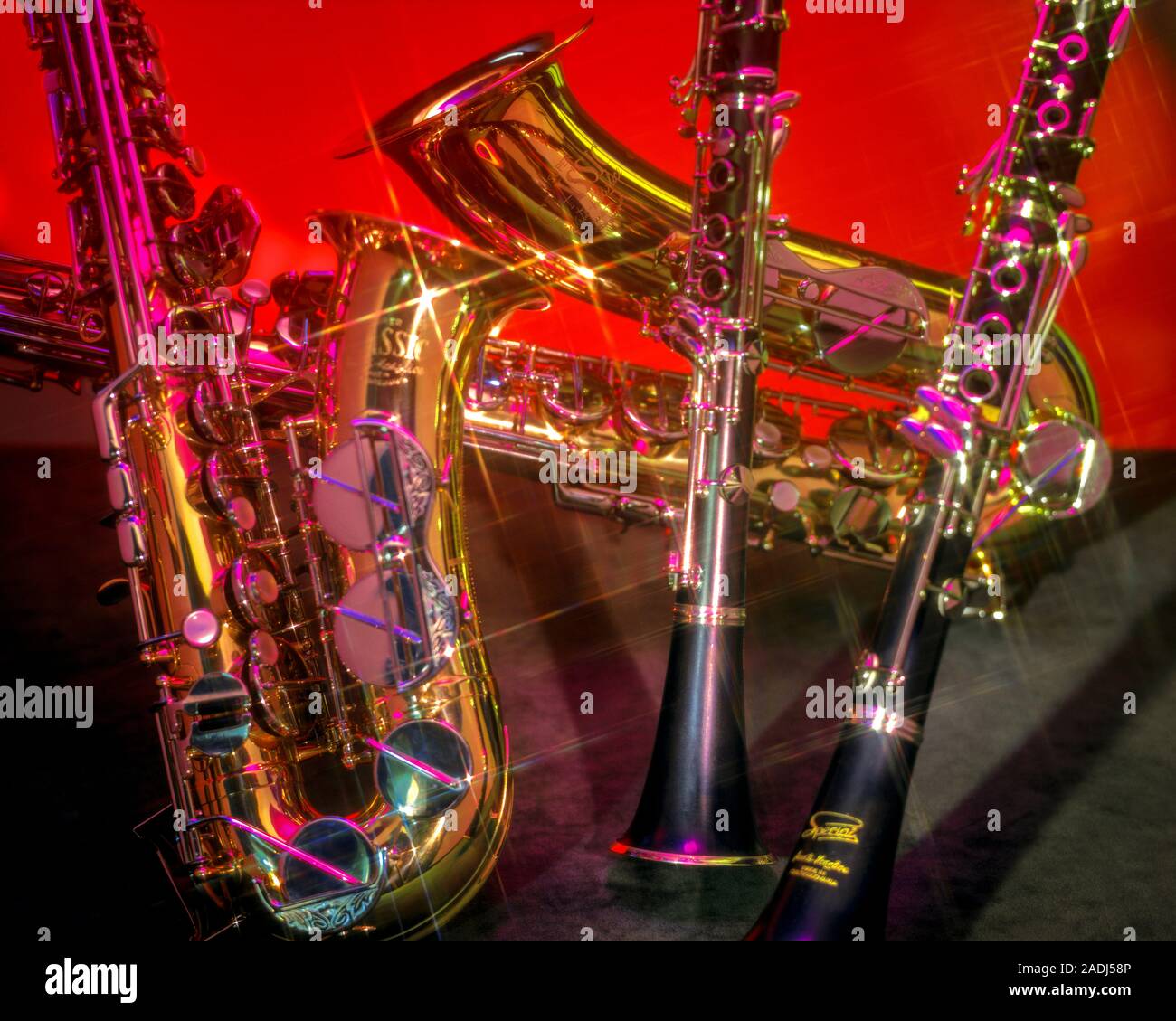 1980s FOUR SHINY SPARKLING WOODWIND MUSICAL INSTRUMENTS TWO BRASS SAXOPHONES AND TWO CLARINETS ALL USE SINGLE-REED MOUTHPIECES - km7458 PHT001 HARS STAR FILTER Stock Photo