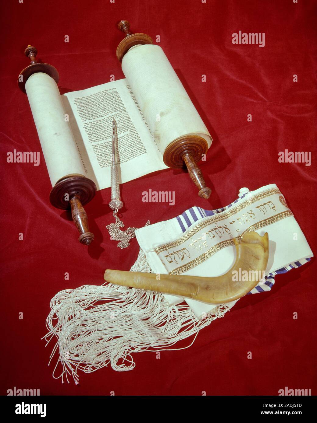1970s JEWISH OPEN TORAH SCROLL WITH SILVER YAD POINTING TO THE READING A SHOFAR ATOP TALLIT GADOL GOLD EMBROIDERY AT THE NECK - kr29444 PHT001 HARS TORAH Stock Photo