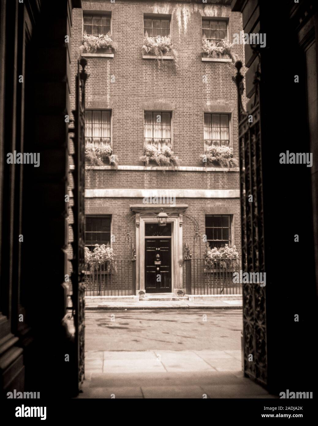 1930s VIEW 10 DOWNING STREET HOME OF BRITISH PRIME MINISTER FROM COMMONWEALTH OFFICE BUILDING CITY OF WESTMINSTER LONDON ENGLAND - r7565 HAR001 HARS MINISTER PRIME EDIFICE FRONT DOOR SYMBOLIC CONCEPTS BLACK AND WHITE GEORGIAN GREAT BRITAIN HAR001 OLD FASHIONED REPRESENTATION UNITED KINGDOM WHITEHALL Stock Photo
