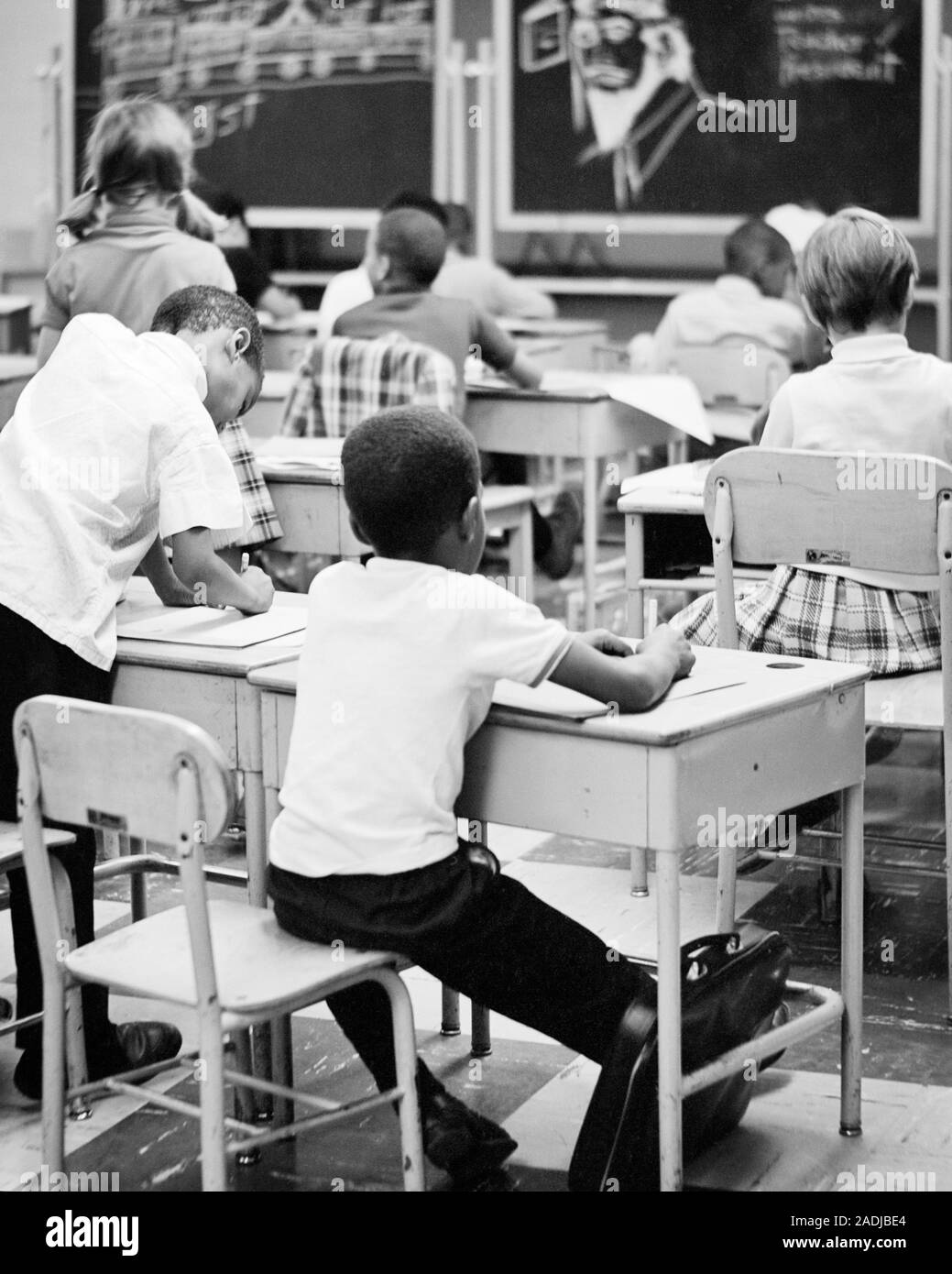 1960s 1970s BACK VIEW OF AFRICAN-AMERICAN AND CAUCASIAN STUDENTS IN MIDDLE SCHOOL CLASSROOM, - s17243 HAR001 HARS COPY SPACE FRIENDSHIP HALF-LENGTH INSPIRATION MALES B&W DESKS GOALS SCHOOLS SUCCESS DREAMS GRADE AFRICAN-AMERICANS AFRICAN-AMERICAN AND KNOWLEDGE BLACK ETHNICITY ACADEMIC INTEGRATED OPPORTUNITY PRIMARY INSTRUCTION VARIOUS ANONYMOUS VARIED GRADE SCHOOL GROWTH JUVENILES PUBLIC SCHOOL TOGETHERNESS BLACK AND WHITE CAUCASIAN ETHNICITY HAR001 OLD FASHIONED AFRICAN AMERICANS Stock Photo