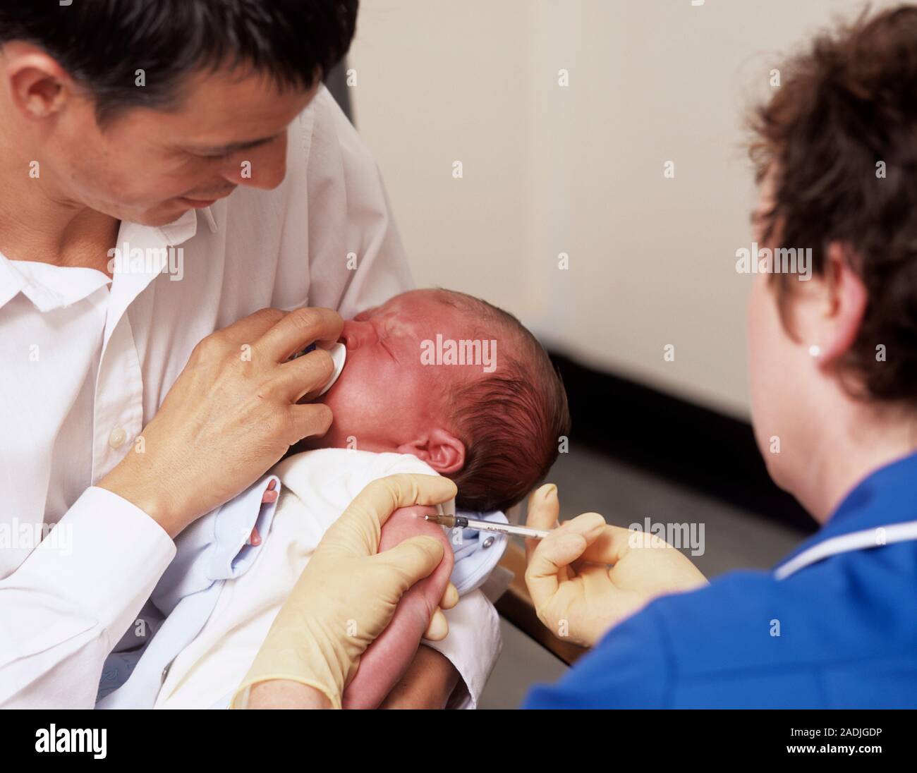 Гепатит в вакцинация новорожденных. Вакцинация новорожденных БЦЖ. Вакцинация БЦЖ новорожденному. Прививки для новорожденных в роддоме. Вакцинация новорожденных в родильном доме.