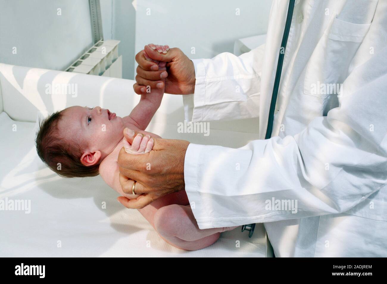 Первые врачи новорожденного. Патронаж новорожденных медсестрой. Патронажная медсестра для новорожденных. Наблюдение за новорожденным.
