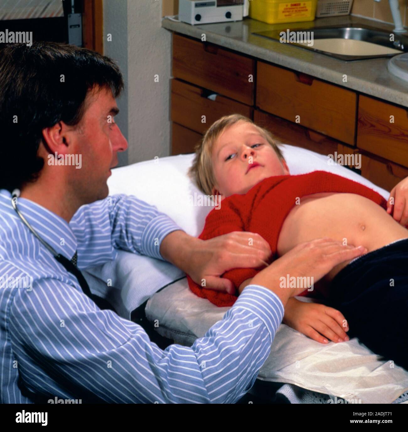 ребенок ударился животом. ребенок болеет. ребёнок в животе у мамы. у ребенка болит живот. движение малыша в животе.