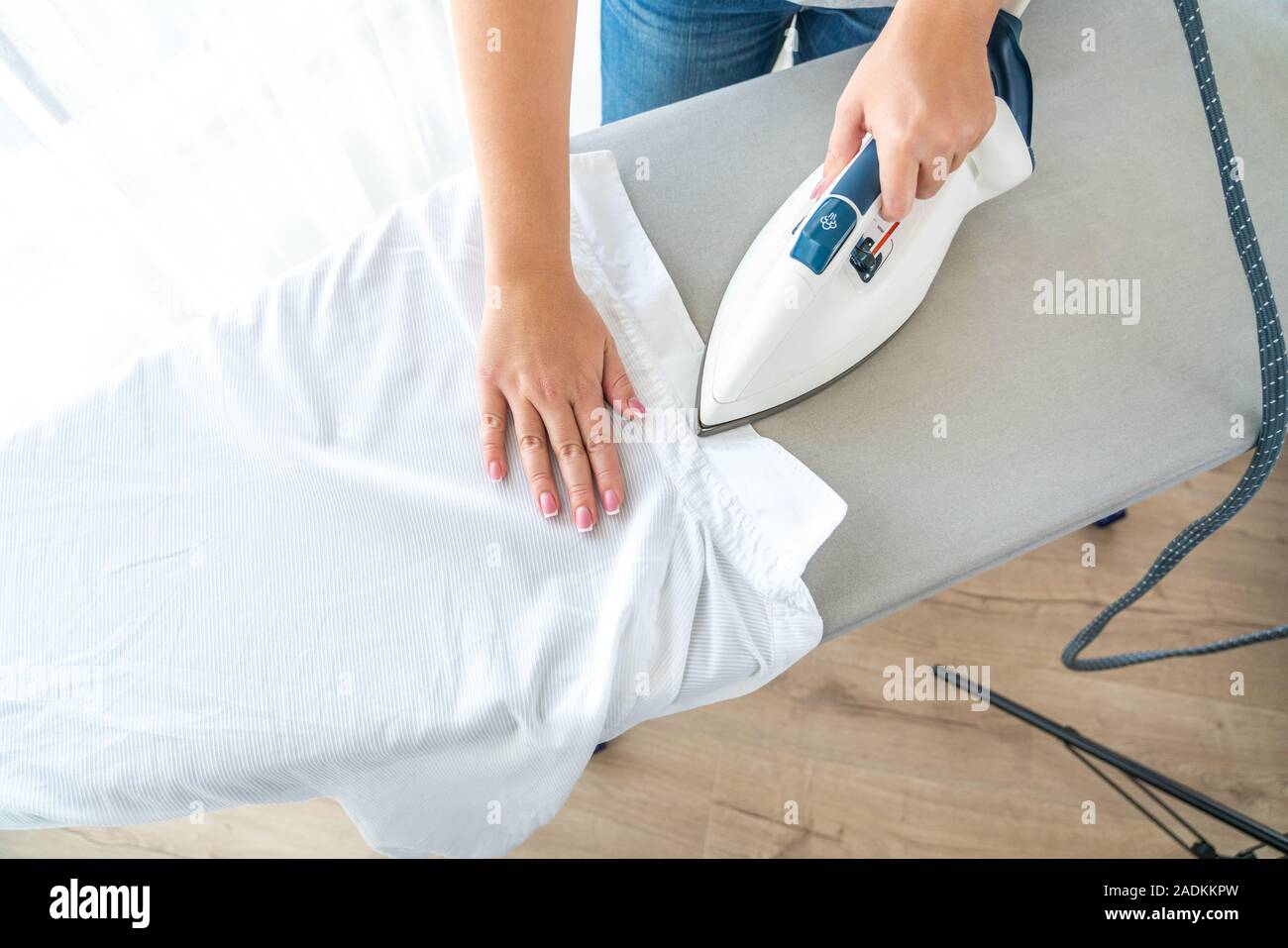 гладить дырочку. гладить белье. глажка одежды. испорченные вещи. гладить дырочку.