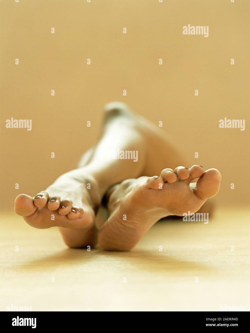 MODEL RELEASED. Body image. Crossed legs of a woman Stock Photo - Alamy