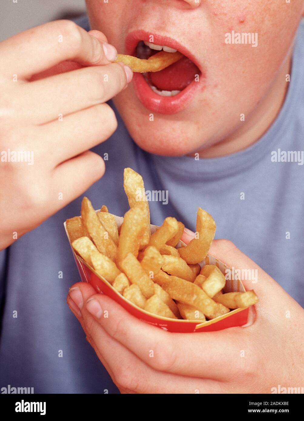 Человек ест чипсы. Eating potato chips. Ожирение от чипсов. Девушка в чипсах в ванной. Eat potato chips.