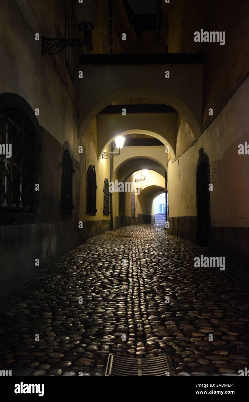 Ljubljana, Laibach, Hauptstadt Sloweniens: nächtliche Gasse in der Altstadt Stock Photo