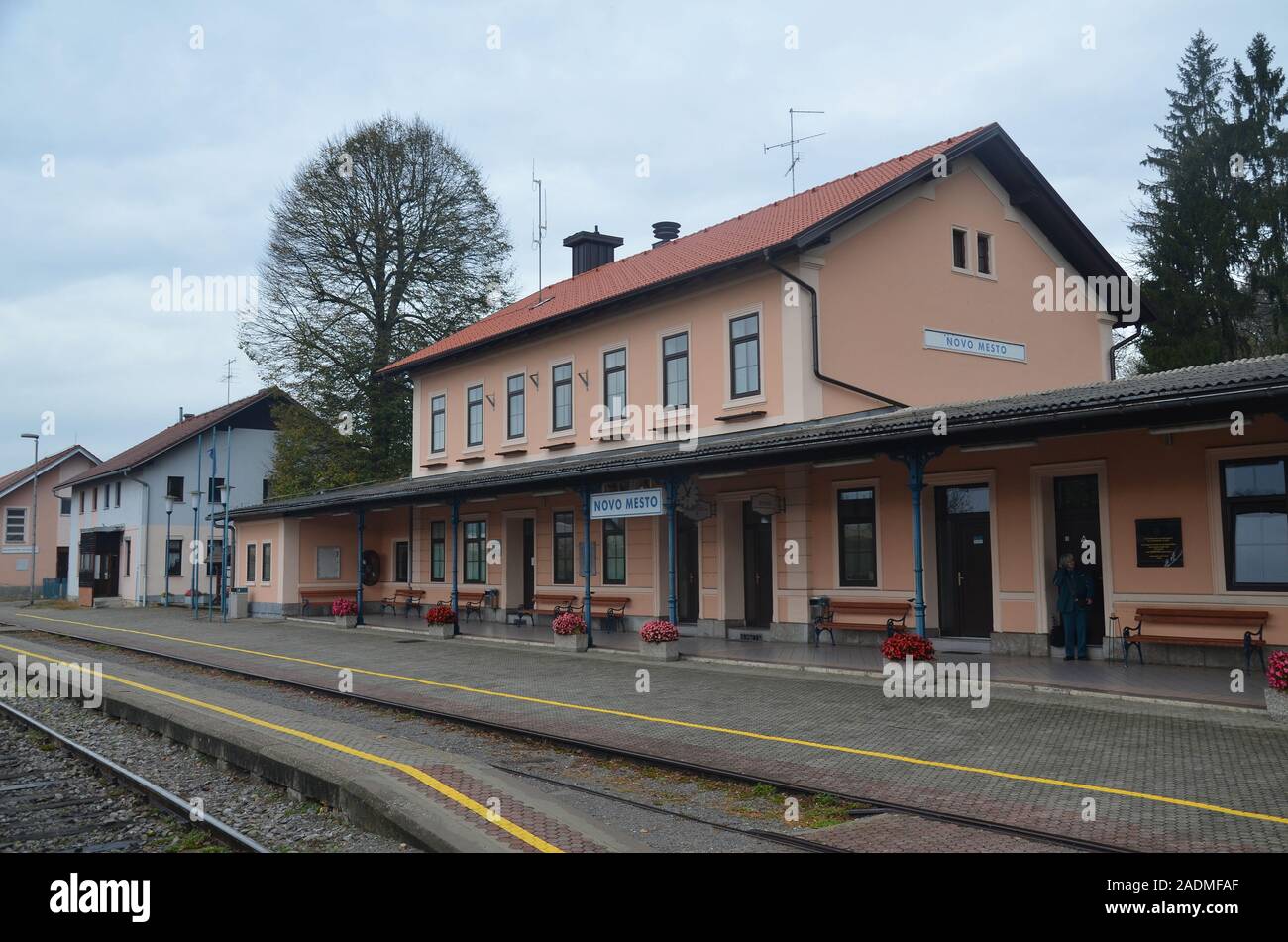 Die Kleinstadt Novo Mesto, Rudolfswerth, in Slowenien: der Bahnhof Stock Photo