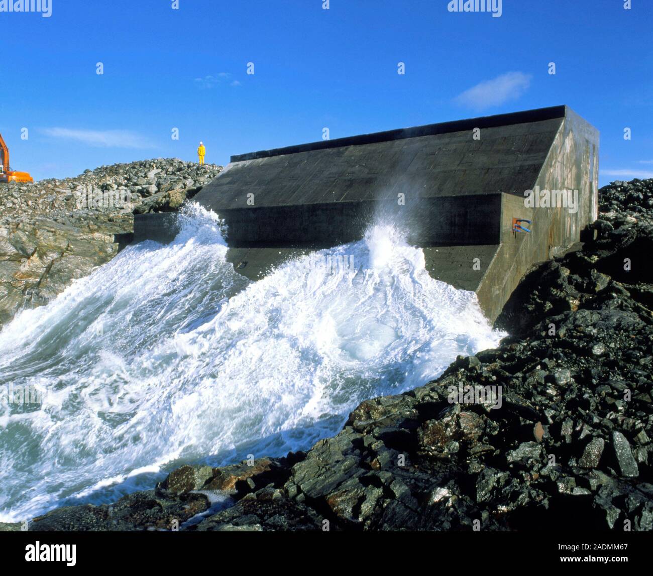 Wave power station. Wave striking Limpet 500, the world's first commercial-scale wave power station. Limpet generates 500 kilowatts of electricity, en Stock Photo